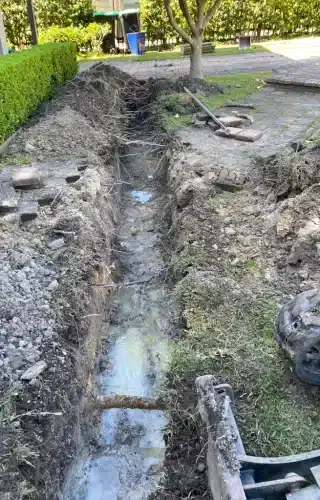 Look at the water sweeping into the trench immediately after excavation